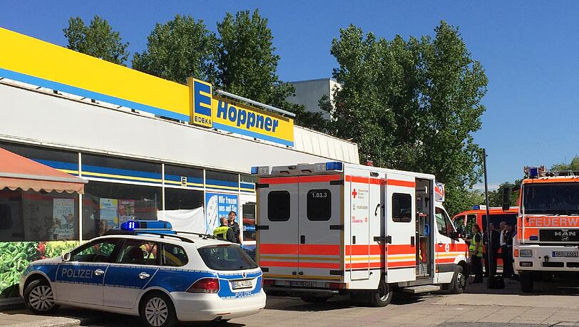 Vor diesem Edeka in Brandenburg wurde eine Frau mit einem Messer getötet. Ihr Freund hatte ihr die Kehle durchgeschnitten. Vor diesem Edeka in Brandenburg wurde eine Frau mit einem Messer getötet. Ihr Freund hatte ihr die Kehle durchgeschnitten.