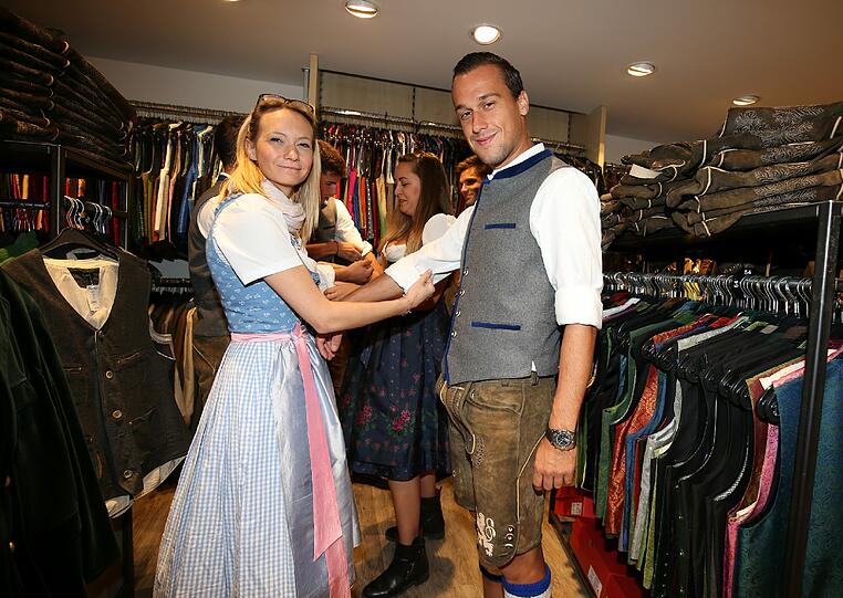 Neues Oktoberfest-Outfit: Die Mannschaft des TSV 1860 bei der Wiesn-Einkleidung beim Trachten-Angermaier.