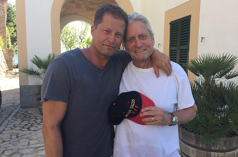 Arm in Arm Richtung Amerika: Til Schweiger (l.) und Michael Douglas umarmen sich auf Mallorca. Der Film-Deal steht.