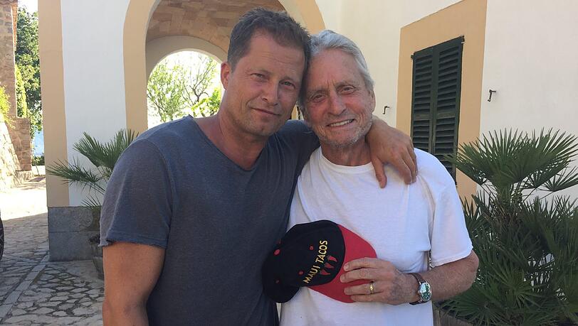 Arm in Arm Richtung Amerika: Til Schweiger (l.) und Michael Douglas umarmen sich auf Mallorca. Der Film-Deal steht. Arm in Arm Richtung Amerika: Til Schweiger (l.) und Michael Douglas umarmen sich auf Mallorca. Der Film-Deal steht.