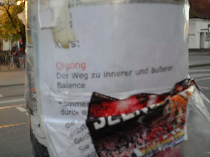 Ein Spiegelbild des Lebens im Stadtviertel: Die zahllosen Aufkleber in der Isarvorstadt zeigen mehr oder weniger gelungen, was sich tut - oder getan hat.