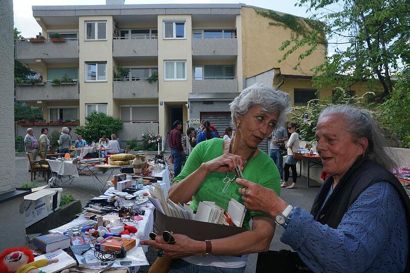 Seit 14 Jahren locken die Schwabinger Hof-Flohmärkte zahlreiche Münchner ins Viertel.