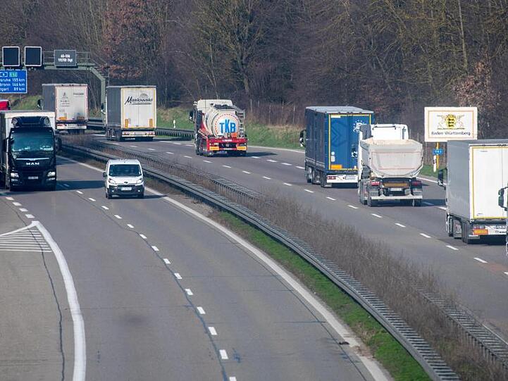 Lastwagen auf der A8 an der Grenze zwischen Bayern und Baden-Württemberg. Foto: Stefan Puchner/dpa/Archivbild