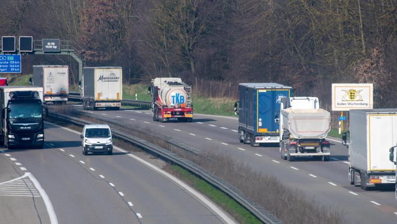 Lastwagen auf der A8 an der Grenze zwischen Bayern und Baden-Württemberg. Foto: Stefan Puchner/dpa/Archivbild Lastwagen auf der A8 an der Grenze zwischen Bayern und Baden-Württemberg. Foto: Stefan Puchner/dpa/Archivbild