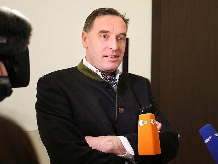 Jan-Robert von Renesse nutzt eine Verhandlungspause im Landgericht, um Interviews zu geben. Foto: David Young/Archivbild