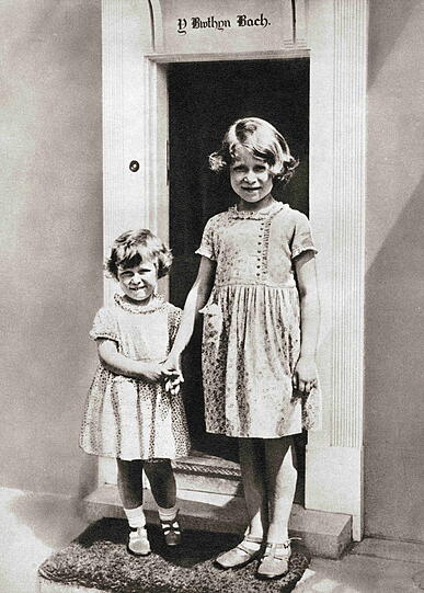 Prinzessin Elizabeth und ihre Schwester Prinzessin Margaret 1933.