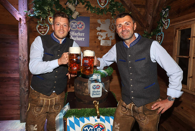Marius Willsch prostet seinem Trainer Michael Köllner zu.