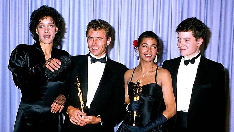 Jennifer Beals (l.) und Matthew Broderick (r.) überreichten 1984 einen Oscar an Keith Forsey und Irene Cara.