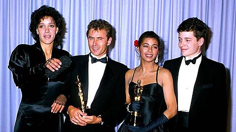 Jennifer Beals (l.) und Matthew Broderick (r.) überreichten 1984 einen Oscar an Keith Forsey und Irene Cara.