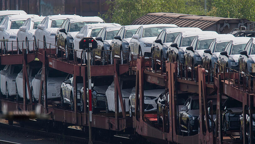 In Mittersendling machte sich ein Mann an Autos eines abgestellten Auttransports zu schaffen. (Symbolbild)