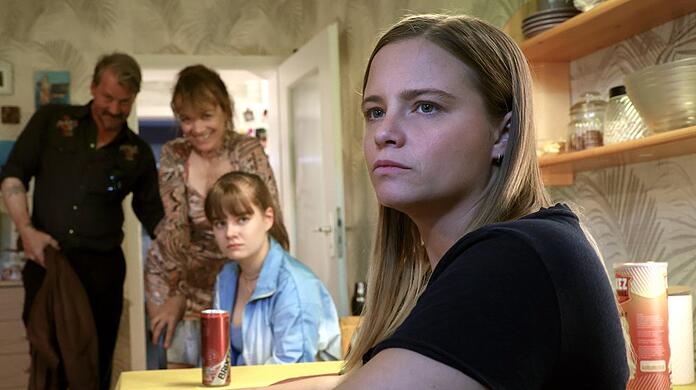"Tatort: Donuts": Kommissarin Liv Moormann (Jasna Fritzi Bauer, r.) verzweifelt an ihrer Mutter Jenny (Angelika Richter) und Halbschwester Marie (Luisa Böse).