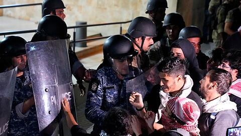 Demonstranten stoßen vor Frankreichs Botschaft in Beirut mit der libanesischen Armee und der Bereitschaftspolizei zusammen.