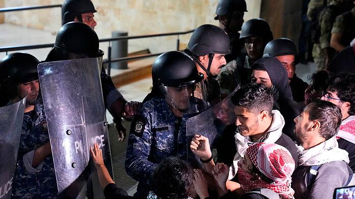 Demonstranten stoßen vor Frankreichs Botschaft in Beirut mit der libanesischen Armee und der Bereitschaftspolizei zusammen.