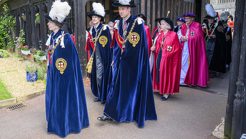 "Order of the Garter" 2024: Unter dem traditionellen Gewand trug Prinz William eine normale Hose. Von Alltagskleidung kann man dennoch nicht sprechen. "Order of the Garter" 2024: Unter dem traditionellen Gewand trug Prinz William eine normale Hose. Von Alltagskleidung kann man dennoch nicht sprechen.
