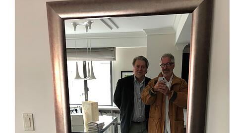 Auf einem Foto, das Demokraten im US-Kongress veröffentlicht haben, ist der ultrarechte Publizist Steve Bannon mit Jeffrey Epstein zu sehen.