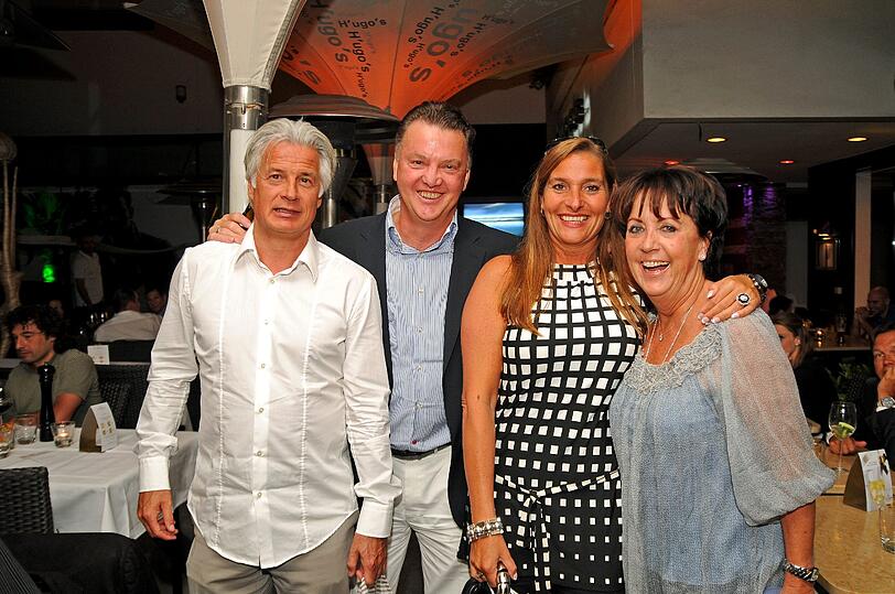 Treffen beim In-Italiener &bdquo;H&rsquo;ugo&rsquo;s&ldquo;: Spielbeobachter Marcel Bout und Gattin (2.v.r.) mit Louis und Truus van Gaal (r.).