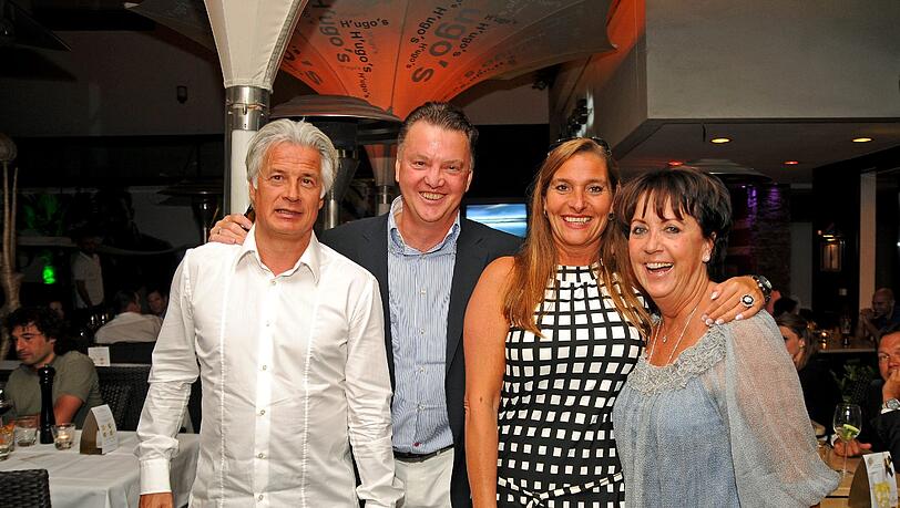 Treffen beim In-Italiener „H’ugo’s“: Spielbeobachter Marcel Bout und Gattin (2.v.r.) mit Louis und Truus van Gaal (r.). Treffen beim In-Italiener „H’ugo’s“: Spielbeobachter Marcel Bout und Gattin (2.v.r.) mit Louis und Truus van Gaal (r.).