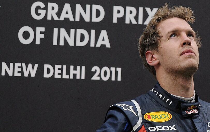 Sebastian Vettel hat das erste Formel-1-Rennen in Indien gewonnen. Die Bilder von der Siegerehrung und der Fahrt zum Triumph.