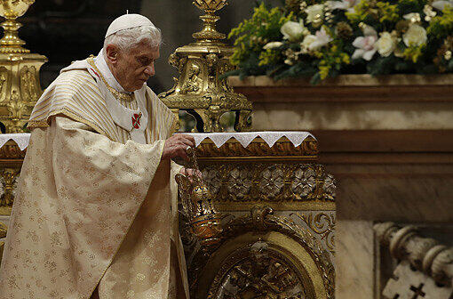 Der Papst hat im Petersdom in Rom die Mitternachtsmesse geleitet