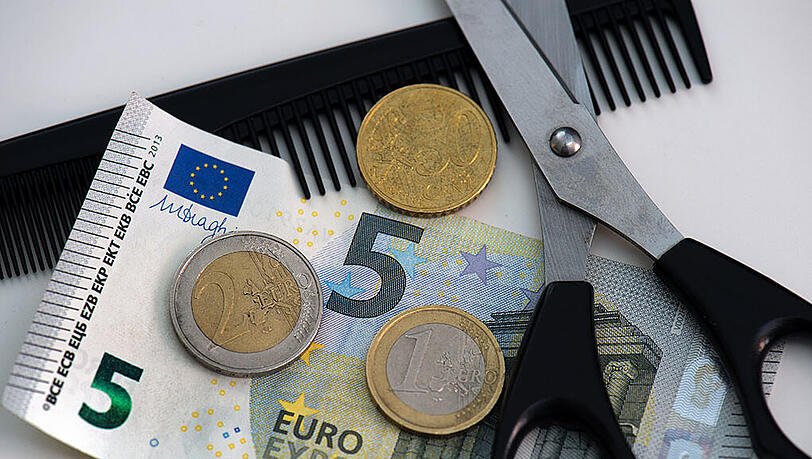 Die Studie des DIW stellt klar, dass die Einkommens-Schere in Deutschland größer geworden ist und weiter wachsen wird. Die Studie des DIW stellt klar, dass die Einkommens-Schere in Deutschland größer geworden ist und weiter wachsen wird.