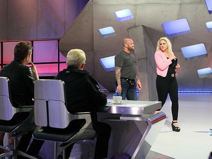 "DSDS"-Kandidatin Besa Ademi verlässt das Studio nicht ganz freiwillig.