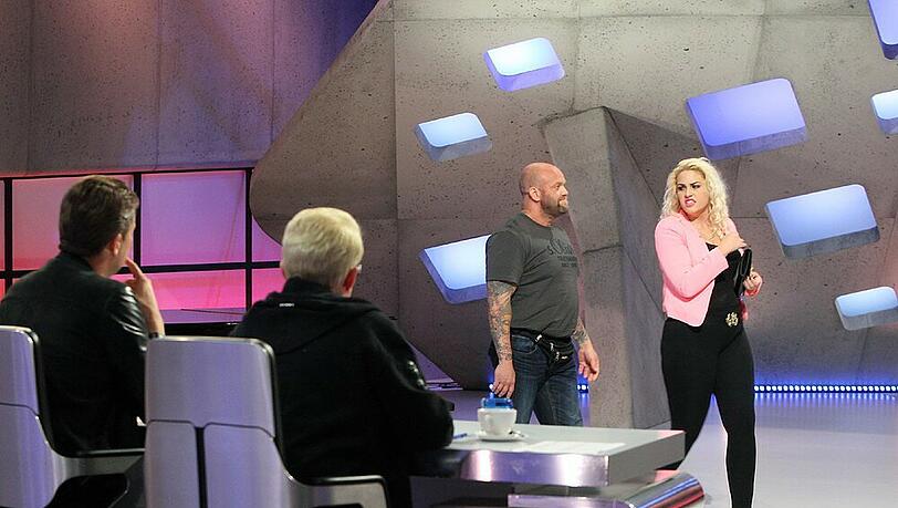 "DSDS"-Kandidatin Besa Ademi verlässt das Studio nicht ganz freiwillig. "DSDS"-Kandidatin Besa Ademi verlässt das Studio nicht ganz freiwillig.