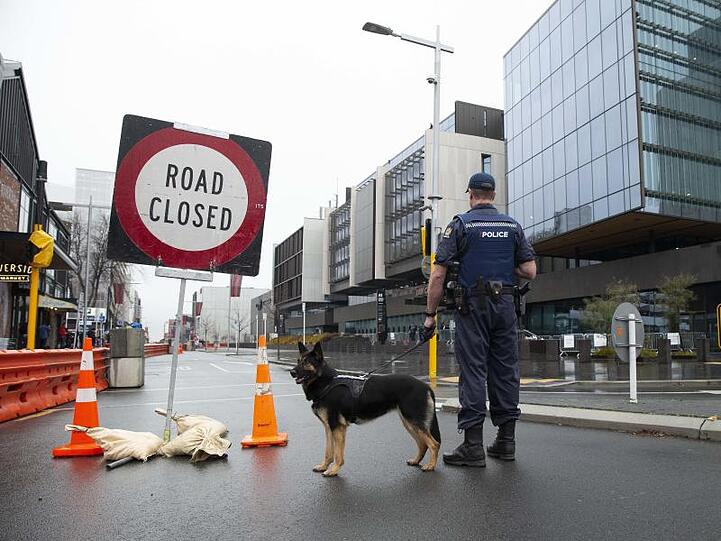 Die Polizei sperrt vor dem Obersten Gerichtshof in Christchurch eine Straße ab.