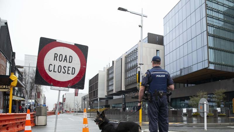 Die Polizei sperrt vor dem Obersten Gerichtshof in Christchurch eine Straße ab. Die Polizei sperrt vor dem Obersten Gerichtshof in Christchurch eine Straße ab.