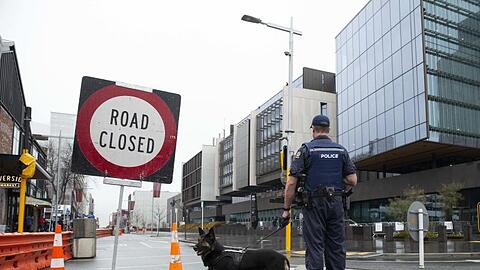 Die Polizei sperrt vor dem Obersten Gerichtshof in Christchurch eine Straße ab.