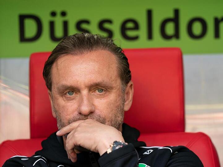 Darf er bleiben? 96-Trainer Thomas Doll erhält Rückendeckung von Fortuna-Trainer Funkel.