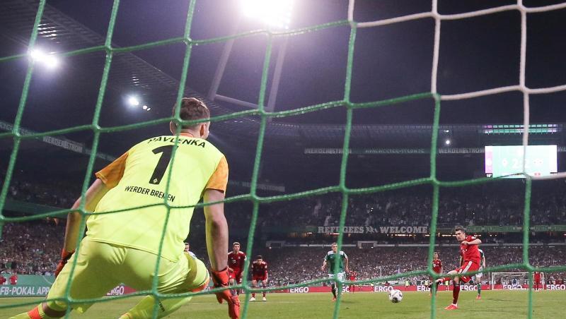 Bremens Torwart Jiri Pavlenka (l) kann den Elfmeter von Münchens Robert Lewandowski (r hinten) nicht parieren. Foto: Christian Charisius Bremens Torwart Jiri Pavlenka (l) kann den Elfmeter von Münchens Robert Lewandowski (r hinten) nicht parieren. Foto: Christian Charisius