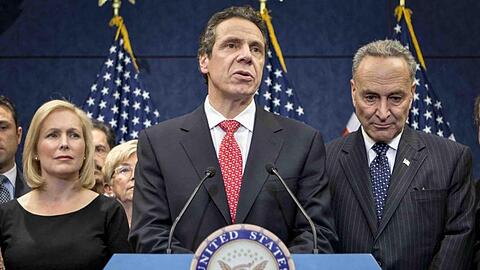 Andrew Cuomo (M), Gouverneur von New York, sieht sich wachsendem Druck ausgesetzt.