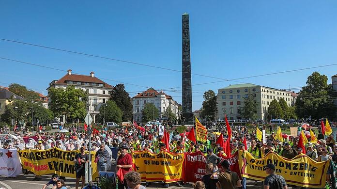 Die #blockIAA Großdemo am Sonntag in München. Laut den Organisatoren waren rund 3500 Leute dabei, die Polizei spricht von 2500.