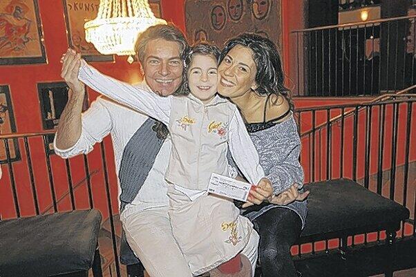 Gemeinsam viel Spaß: Schauspieler Pascal Breuer mit Freundin Loredana La Rocca und der sechsjährigen Naomi.
