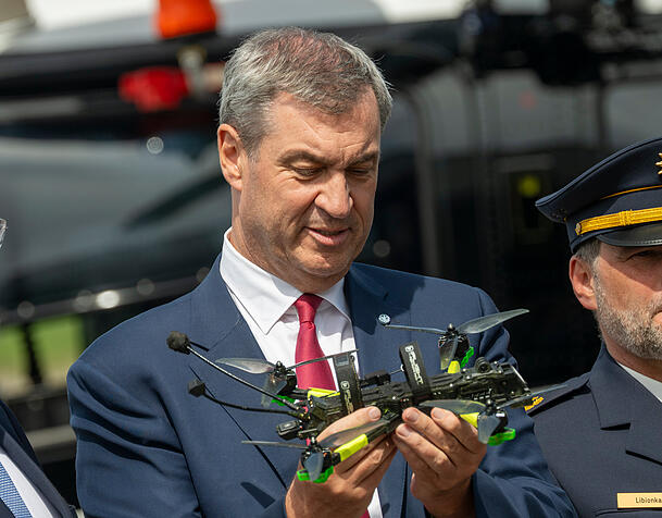 Markus Söder, (CSU) Ministerpräsident von Bayern, nimmt an der Eröffnung des Drohnenkompetenz- und -abwehrzentrum teil. In den Händen hält er eine kleine Drohne. Markus Söder, (CSU) Ministerpräsident von Bayern, nimmt an der Eröffnung des Drohnenkompetenz- und -abwehrzentrum teil. In den Händen hält er eine kleine Drohne.