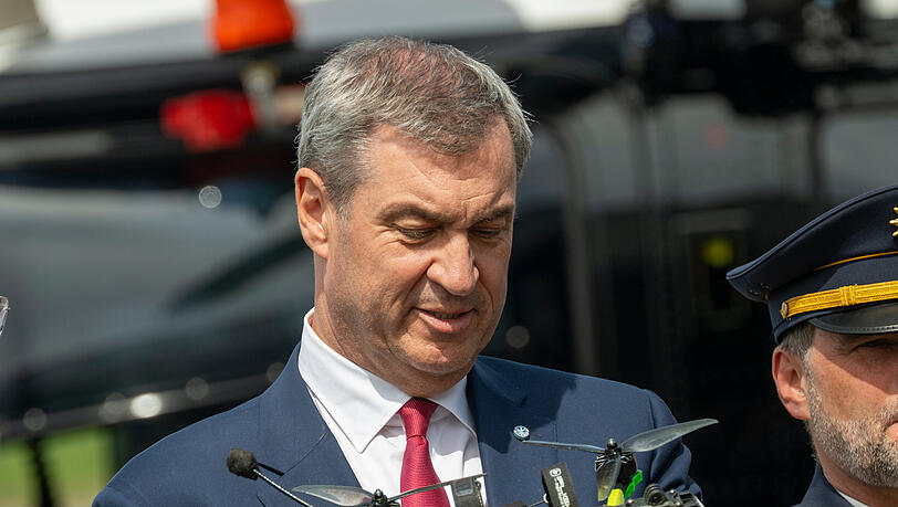 Markus S&ouml;der, (CSU) Ministerpr&auml;sident von Bayern, nimmt an der Er&ouml;ffnung des Drohnenkompetenz- und -abwehrzentrum teil. In den H&auml;nden h&auml;lt er eine kleine Drohne.