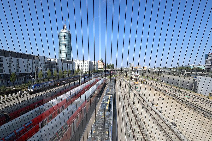Spannende Aussicht durch eine Glasscheibe nach Westen: hinten die Donnersbergerbrücke, links der Central Tower mit Antenne. Spannende Aussicht durch eine Glasscheibe nach Westen: hinten die Donnersbergerbrücke, links der Central Tower mit Antenne.