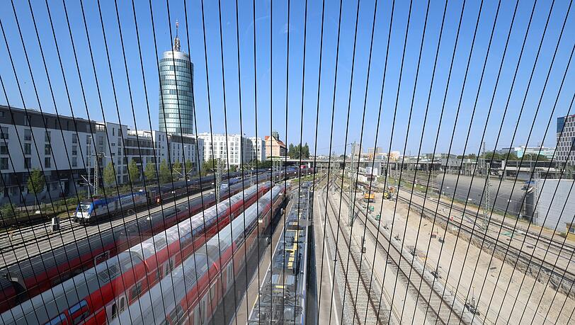 Spannende Aussicht durch eine Glasscheibe nach Westen: hinten die Donnersbergerbr&uuml;cke, links der Central Tower mit Antenne.