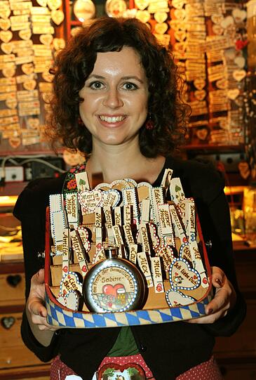 Carina D. arbeitet als Verkäuferin auf der Wiesn. Vor vier Jahren verschwand ihr Bauchladen auf geheimnisvolle Weise, jetzt ist er wieder da.