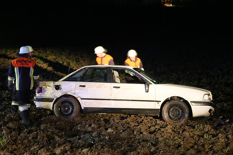 Nach Raserei mehrfach überschlagen: Die Bilder vom Feuerwehreinsatz.