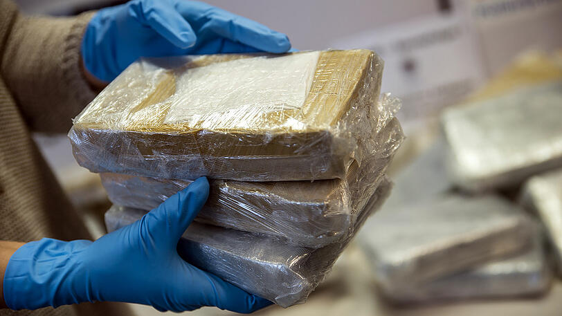 Fünf Kilogramm Kokain im Wert von mehreren 100.000 Mark konnten Zöllner bei einer 22-jährigen Studentin aus den USA sicherstellen. Vier Kilogramm Kokain versteckte ein 40-jähriger Verkäufer in Wadenwickeln.