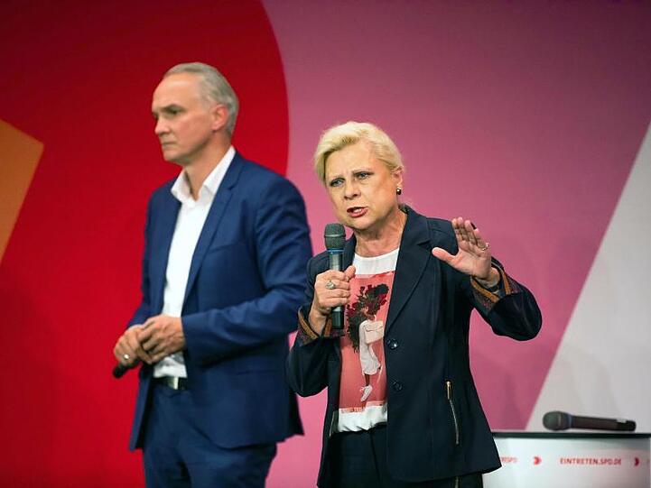 Dierk Hirschel (l) und Hilde Mattheis sprechen während einer Regionalkonferenz. Foto: Philipp von Ditfurth/dpa