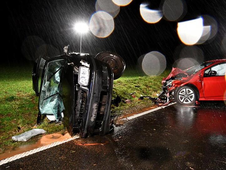 Die Wracks zweier Autos stehen nach einem Zusammenstoß auf der L 3195.