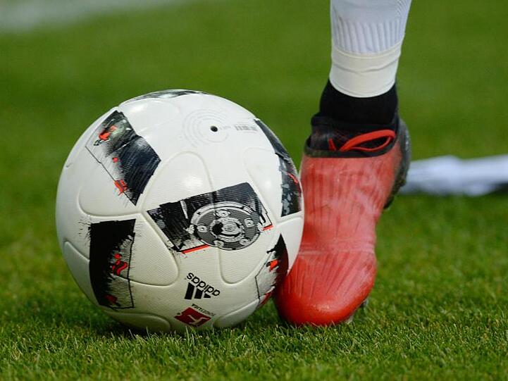 Ein Fußball-Spiel. Foto: Patrick Seeger/Archivbild