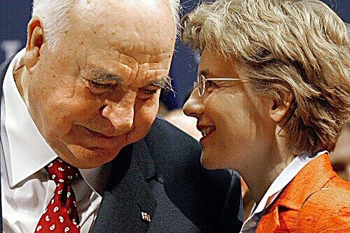 &bdquo;Sie liebt ihn wirklich&ldquo; und &bdquo;Er blüht in ihrer Gegenwart sichtlich auf&ldquo;: So charakterisieren Vertraute das Paar Maike Richter (44) und Helmut Kohl (78), die nun geheiratet haben.