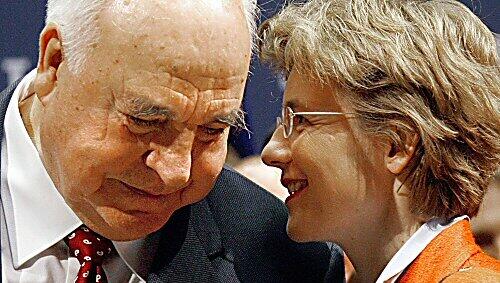 „Sie liebt ihn wirklich“ und „Er blüht in ihrer Gegenwart sichtlich auf“: So charakterisieren Vertraute das Paar Maike Richter (44) und Helmut Kohl (78), die nun geheiratet haben. „Sie liebt ihn wirklich“ und „Er blüht in ihrer Gegenwart sichtlich auf“: So charakterisieren Vertraute das Paar Maike Richter (44) und Helmut Kohl (78), die nun geheiratet haben.