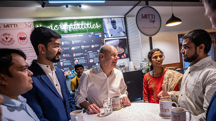 Mission Personalgewinnung: Scholz spricht in Bengaluru mit indischen Fachkräften, die vor der Ausreise nach Deutschland stehen.