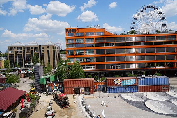 Aus den Optineo kann man auch schön auf den Knödelplatz (wo noch Baustelle ist), aufs orange Werk 3 und das Riesenrad schauen. Aus den Optineo kann man auch schön auf den Knödelplatz (wo noch Baustelle ist), aufs orange Werk 3 und das Riesenrad schauen.