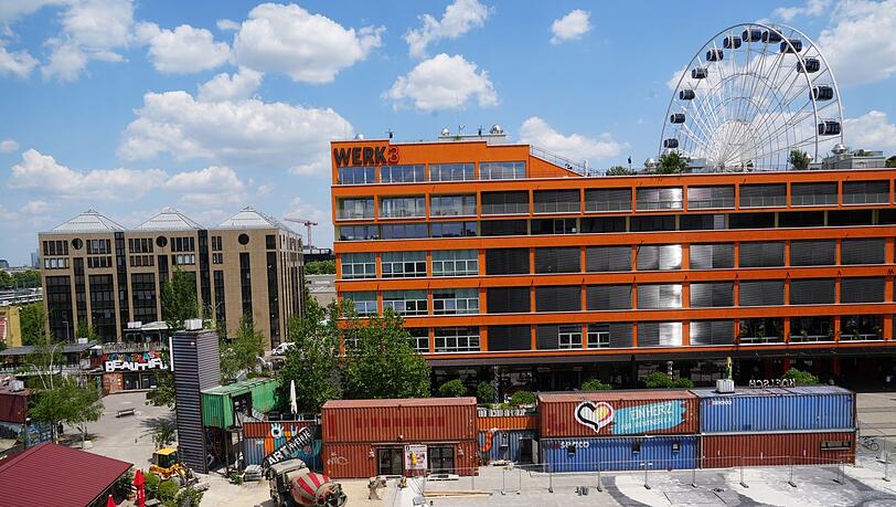 Aus den Optineo kann man auch schön auf den Knödelplatz (wo noch Baustelle ist), aufs orange Werk 3 und das Riesenrad schauen. Aus den Optineo kann man auch schön auf den Knödelplatz (wo noch Baustelle ist), aufs orange Werk 3 und das Riesenrad schauen.