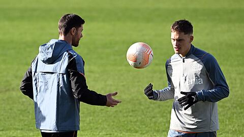 Leverkusens Trainer Xabier Alonso (l) und Florian Wirtz in Aktion beim Training.
